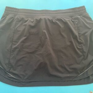 Lululemon: Hotty Hot High-Rise Skirt / Skort Size:  In Black